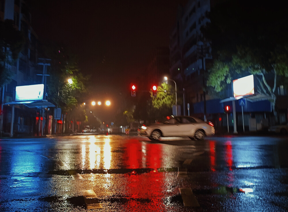 不过就是在加班后的这半夜里打不到车的漆黑长街上凄冷的风雨里撑着我的小伞裹着四处透风的小棉袄禹禹独行罢了I'm fine