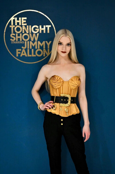 Anya Taylor-Joy attends The Tonight Show Starring Jimmy Fallon
wearing Schiaparelli Spring 2023
weibo@Ouvg