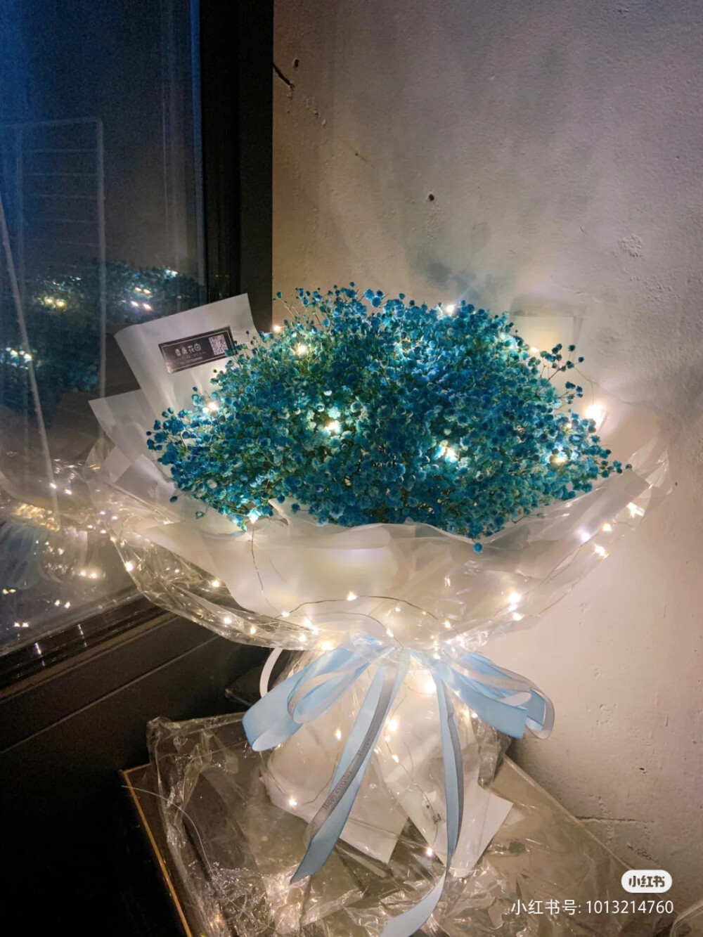 “有一种花它叫满天星，它的花语是”“我甘愿做配角”“瞒着所有人爱你”“我携满天星辰赠与你”“但仍觉得满天星辰不及你”