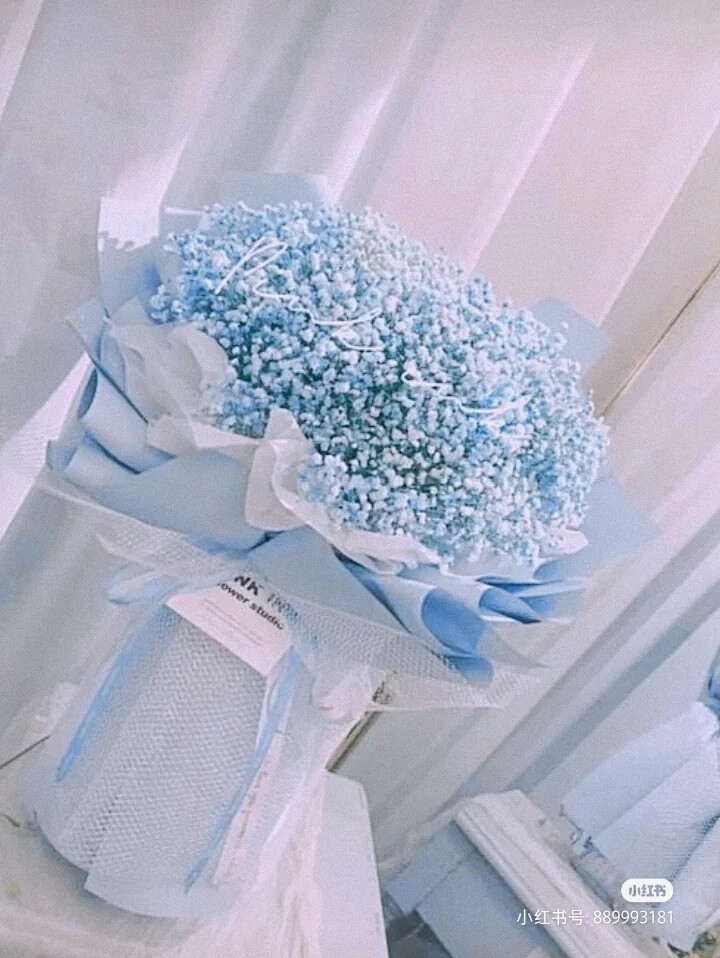 “有一种花它叫满天星，它的花语是”“我甘愿做配角”“瞒着所有人爱你”“我携满天星辰赠与你”“但仍觉得满天星辰不及你”