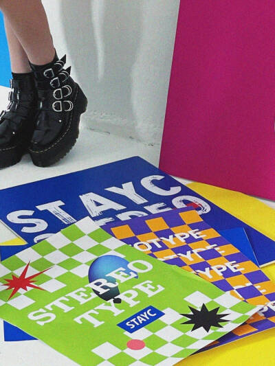 背景图 STAYC