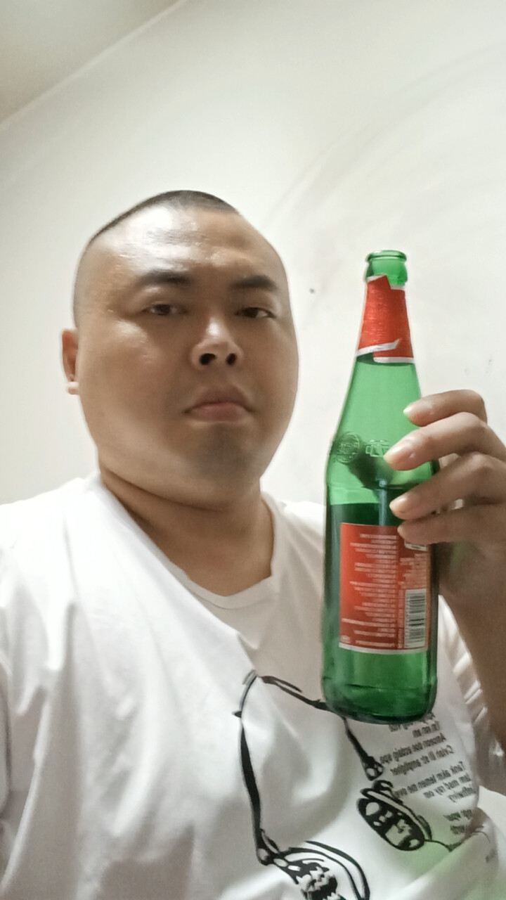 百威啤酒代言人陈奕迅。