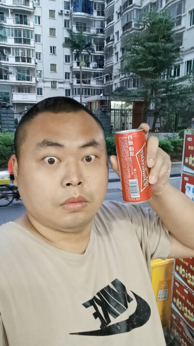 百威代言人陈奕迅尖叫运动员。