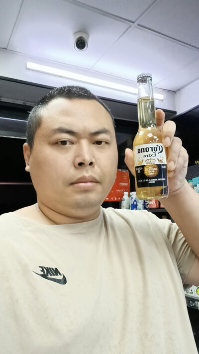 百威代言人陈奕迅尖叫运动员。