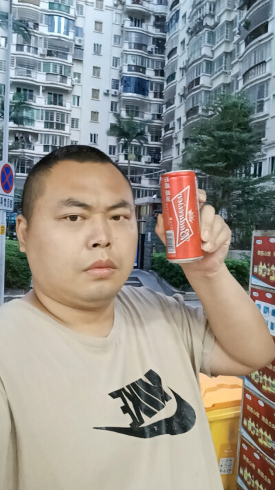 百威代言人陈奕迅尖叫运动员。