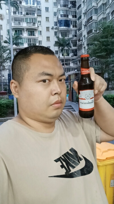 百威代言人陈奕迅尖叫运动员。