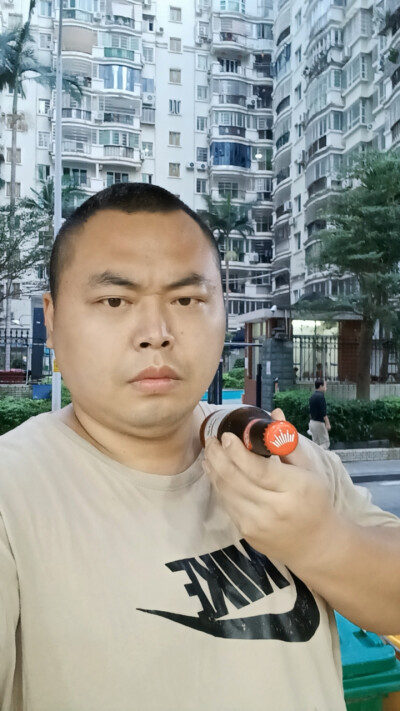 百威代言人陈奕迅尖叫运动员。