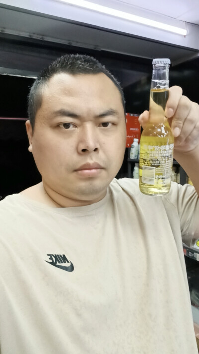 百威代言人陈奕迅尖叫运动员。