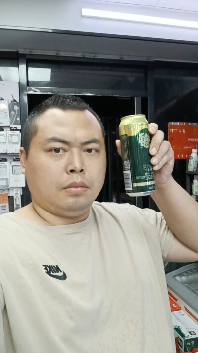 百威代言人陈奕迅尖叫运动员。