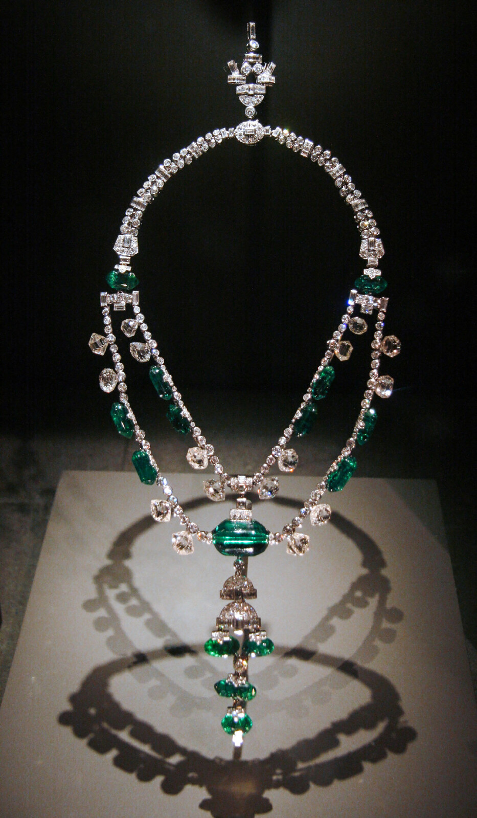 spanish inquisition necklace｜西班牙宗教裁判项链，项链中总共有 15 颗大祖母绿、16 颗大钻石和大约 120 颗小钻石。最大的祖母绿是一颗古老的印度切割 45 克祖母绿，放置在项链的中央。原属于印度印多尔大君，后被被海瑞温斯顿收购