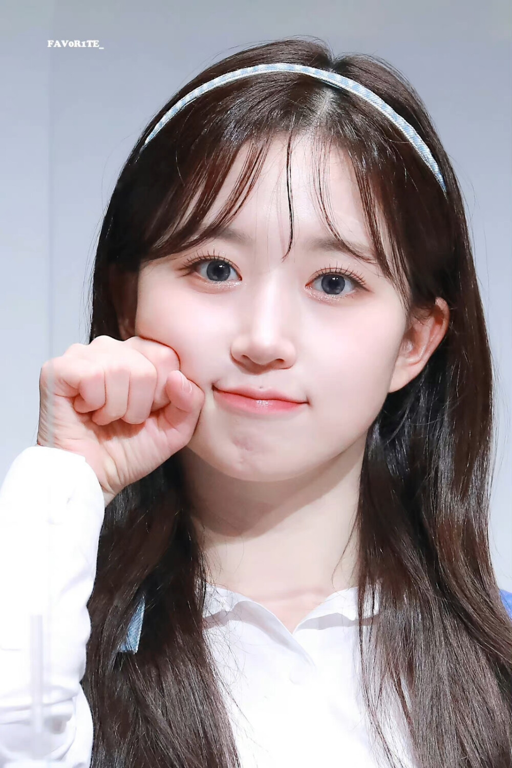 你知道的，我不喜欢低头，要怪就怪你太矮了，我要低头才能亲亲你所以对不起，你愿意让我亲亲你吗？