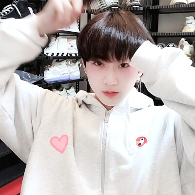 A cicák imádják fésülni a hajukat.고양이
梁祯元