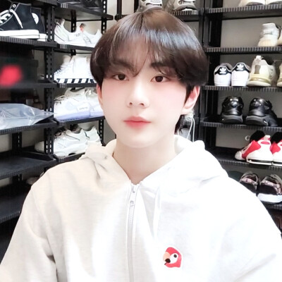 A cicák imádják fésülni a hajukat.고양이
梁祯元