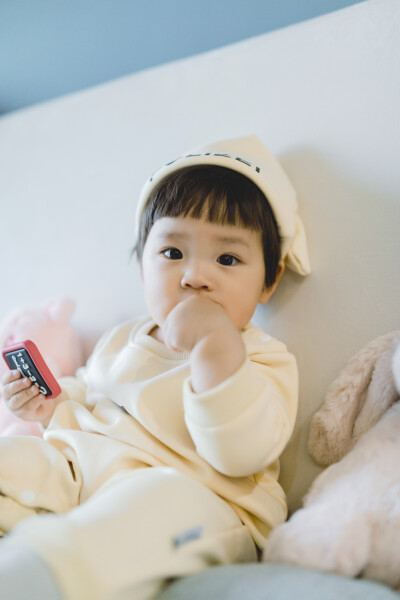 爸爸妈妈的小元宝啊
摄影：洪小漩
出镜：元宝一家
听着琳谊的《蚵仔面线》，看着《俗女养成记》。
第二季，第五集，剧情进展到陈嘉玲发现自己怀孕却无法坦然面对，甚至不敢告诉自己的同居男友，暗自懊恼。恰逢父…