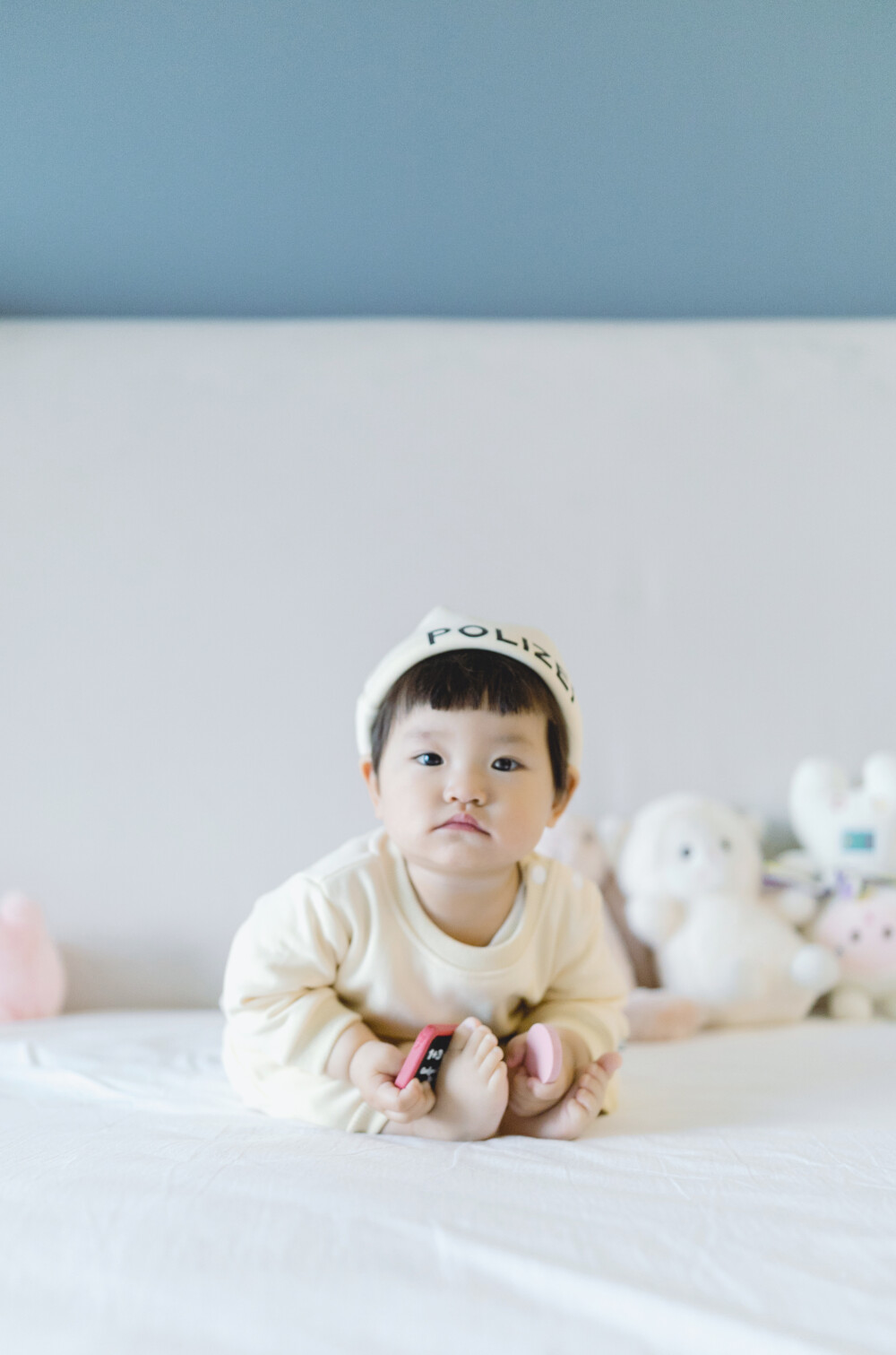 爸爸妈妈的小元宝啊
摄影：洪小漩
出镜：元宝一家
听着琳谊的《蚵仔面线》，看着《俗女养成记》。
第二季，第五集，剧情进展到陈嘉玲发现自己怀孕却无法坦然面对，甚至不敢告诉自己的同居男友，暗自懊恼。恰逢父母拌嘴，母亲歇斯底里，吼道：要不是为了孩子，我早就……
彼时，陈嘉玲不合时宜地脱口而出，你可以不要生，不要当妈妈啊！
瞬间，世界安静了。
不知道是什么时候开始，流行一个观点：成年人最大的自律是不乱生孩子。
带一个小生命来世界上，要做什么准备，要为她牺牲到什么程度，要承担多大的责任……关于这些问题，大学没有选修课，孩子也并非自带使用说明。直到自己养育，才知道这个过程没有想象中那么美好