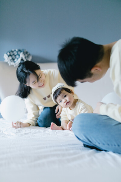 爸爸妈妈的小元宝啊
摄影：洪小漩
出镜：元宝一家
听着琳谊的《蚵仔面线》，看着《俗女养成记》。
第二季，第五集，剧情进展到陈嘉玲发现自己怀孕却无法坦然面对，甚至不敢告诉自己的同居男友，暗自懊恼。恰逢父…