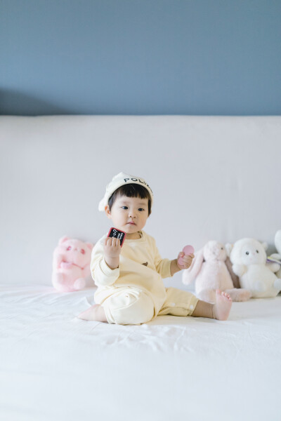 爸爸妈妈的小元宝啊
摄影：洪小漩
出镜：元宝一家
听着琳谊的《蚵仔面线》，看着《俗女养成记》。
第二季，第五集，剧情进展到陈嘉玲发现自己怀孕却无法坦然面对，甚至不敢告诉自己的同居男友，暗自懊恼。恰逢父…