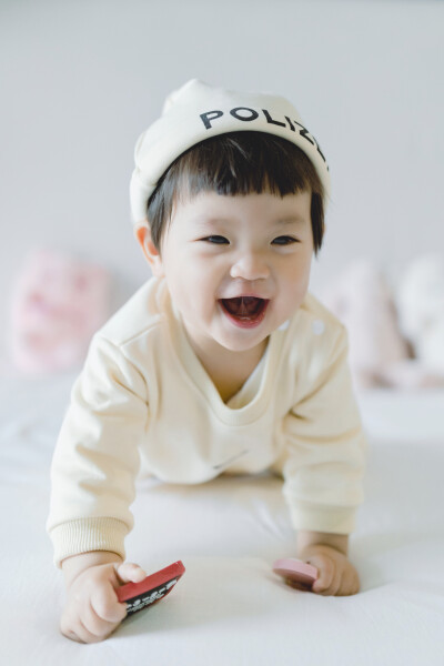 爸爸妈妈的小元宝啊
摄影：洪小漩
出镜：元宝一家
听着琳谊的《蚵仔面线》，看着《俗女养成记》。
第二季，第五集，剧情进展到陈嘉玲发现自己怀孕却无法坦然面对，甚至不敢告诉自己的同居男友，暗自懊恼。恰逢父…