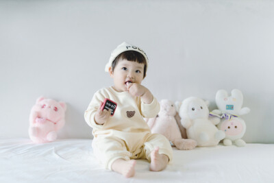 爸爸妈妈的小元宝啊
摄影：洪小漩
出镜：元宝一家
听着琳谊的《蚵仔面线》，看着《俗女养成记》。
第二季，第五集，剧情进展到陈嘉玲发现自己怀孕却无法坦然面对，甚至不敢告诉自己的同居男友，暗自懊恼。恰逢父…