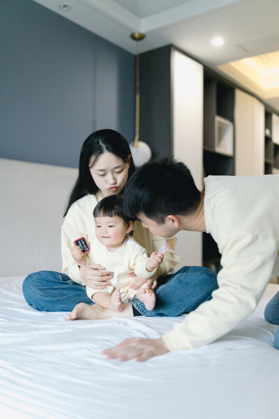 爸爸妈妈的小元宝啊
摄影：洪小漩
出镜：元宝一家
听着琳谊的《蚵仔面线》，看着《俗女养成记》。
第二季，第五集，剧情进展到陈嘉玲发现自己怀孕却无法坦然面对，甚至不敢告诉自己的同居男友，暗自懊恼。恰逢父…