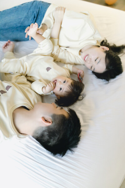 爸爸妈妈的小元宝啊
摄影：洪小漩
出镜：元宝一家
听着琳谊的《蚵仔面线》，看着《俗女养成记》。
第二季，第五集，剧情进展到陈嘉玲发现自己怀孕却无法坦然面对，甚至不敢告诉自己的同居男友，暗自懊恼。恰逢父…