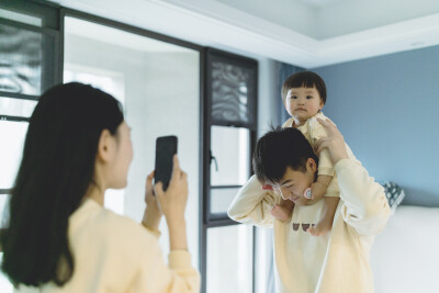 爸爸妈妈的小元宝啊
摄影：洪小漩
出镜：元宝一家
听着琳谊的《蚵仔面线》，看着《俗女养成记》。
第二季，第五集，剧情进展到陈嘉玲发现自己怀孕却无法坦然面对，甚至不敢告诉自己的同居男友，暗自懊恼。恰逢父…