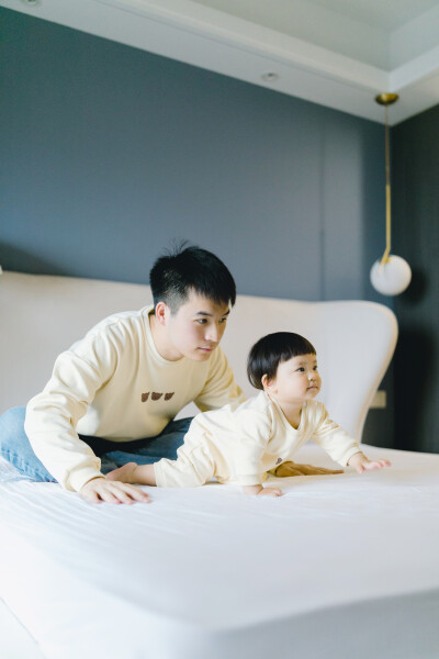 爸爸妈妈的小元宝啊
摄影：洪小漩
出镜：元宝一家
听着琳谊的《蚵仔面线》，看着《俗女养成记》。
第二季，第五集，剧情进展到陈嘉玲发现自己怀孕却无法坦然面对，甚至不敢告诉自己的同居男友，暗自懊恼。恰逢父…