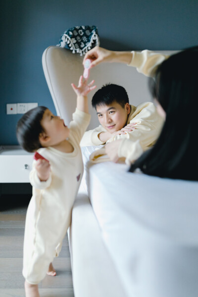 爸爸妈妈的小元宝啊
摄影：洪小漩
出镜：元宝一家
听着琳谊的《蚵仔面线》，看着《俗女养成记》。
第二季，第五集，剧情进展到陈嘉玲发现自己怀孕却无法坦然面对，甚至不敢告诉自己的同居男友，暗自懊恼。恰逢父…