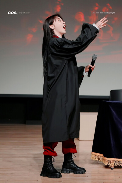 文星伊 moonbyul
/图源见logo ​​​侵删