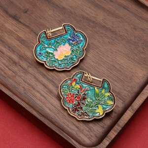 复古宫廷中国风珐琅锁富贵牡丹锦鲤徽章旗袍配饰小众胸针. * 购买:  https://item.taobao.com/item.htm?ft=t&id=694623112823