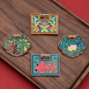 复古宫廷中国风珐琅锁富贵牡丹锦鲤徽章旗袍配饰小众胸针. * 购买:  https://item.taobao.com/item.htm?ft=t&id=694623112823