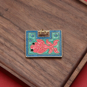 复古宫廷中国风珐琅锁富贵牡丹锦鲤徽章旗袍配饰小众胸针. * 购买:  https://item.taobao.com/item.htm?ft=t&id=694623112823