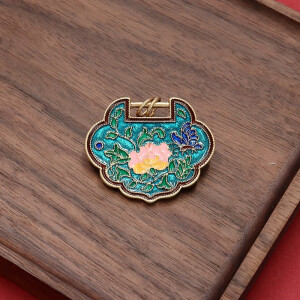 复古宫廷中国风珐琅锁富贵牡丹锦鲤徽章旗袍配饰小众胸针. * 购买:  https://item.taobao.com/item.htm?ft=t&id=694623112823