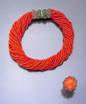 温莎公爵夫人的珠宝
珊瑚串串项链，卡地亚的，制作于1949年，有23串珊瑚珠，搭扣是黄金+祖母绿+碎钻，有配套戒指
