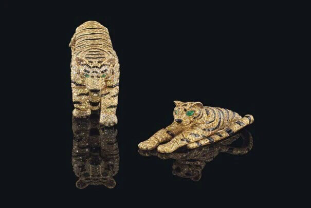 温莎公爵夫人的珠宝
黄金老虎手镯，卡地亚的，材质包括黄金、碎钻、黑玛瑙和祖母绿，和美洲豹思路差不多，都是有很多关节可以贴合手腕
