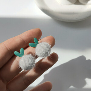 ins韩国少女爱心甜美毛绒球耳饰925银针气质耳钉复古耳环. * 购买:  https://weidian.com/item.html?itemID=5989566363