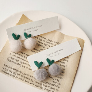 ins韩国少女爱心甜美毛绒球耳饰925银针气质耳钉复古耳环. * 购买:  https://weidian.com/item.html?itemID=5989566363