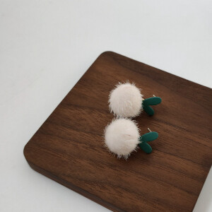 ins韩国少女爱心甜美毛绒球耳饰925银针气质耳钉复古耳环. * 购买:  https://weidian.com/item.html?itemID=5989566363