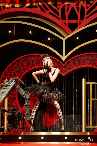 今日的事已不必再提,皆因学历不够,我大抵得给先生写一封文书了。之所以叫文书,是因为若叫退学申请,不免有种扶不上墙的感觉。