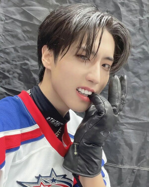 straykids 韩知城 221216kbs官方自拍 
年末帅飞的阔卡！