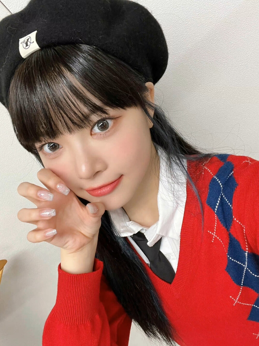 一只小鸭子要去找眀友玩，它路过一条河，河上的桥塌了，它只能游过去。可是水里有好多小石头硌它的脚，水也特别急，于是小鸭子就嘀嘀咕咕说：“好难过鸭，好难过鸭”