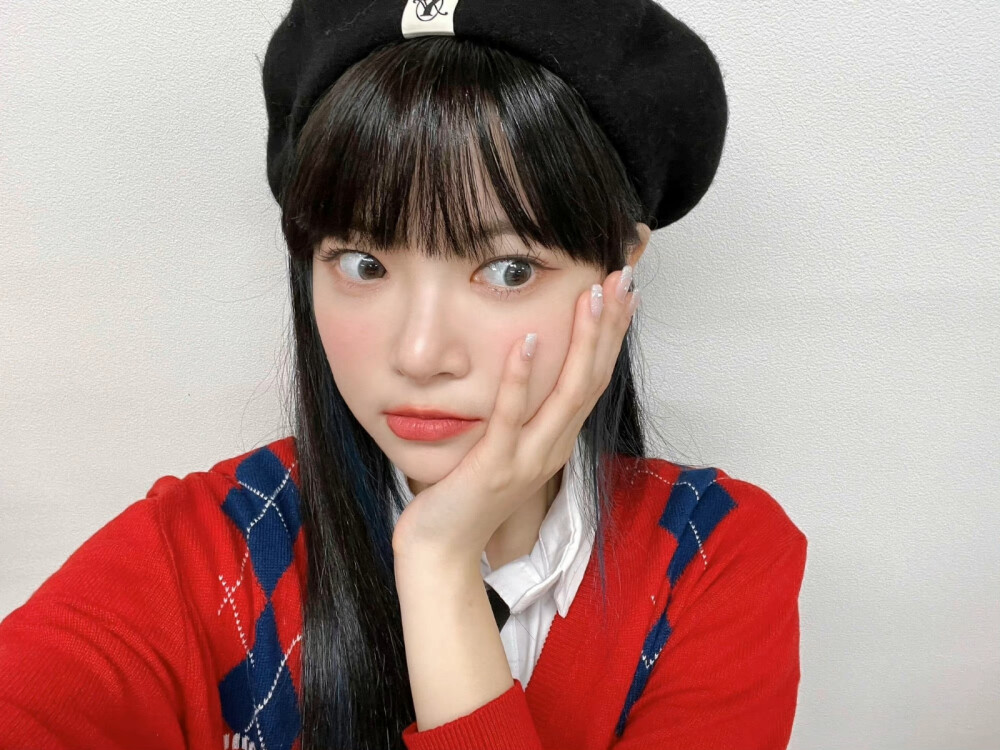 一只小鸭子要去找眀友玩，它路过一条河，河上的桥塌了，它只能游过去。可是水里有好多小石头硌它的脚，水也特别急，于是小鸭子就嘀嘀咕咕说：“好难过鸭，好难过鸭”