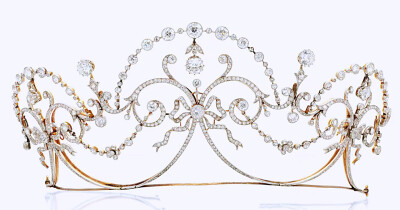  曾属于英国第四代斯威斯林男爵夫人尼内特的钻石王冠，约制作于1905年，花环结构，细看其实就是凹了个大架子但没啥钻石细细碎碎的