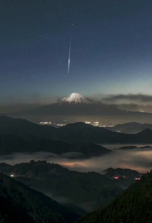 日本摄影师拍摄到的富士山流星。 大自然真是奇妙呀。 ​