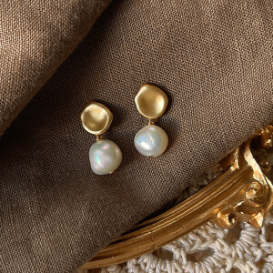 巴洛克异形淡水珍珠复古宫廷哑光耳钉气质耳饰925银耳环. * 购买:  https://item.taobao.com/item.htm?ft=t&id=695114324947