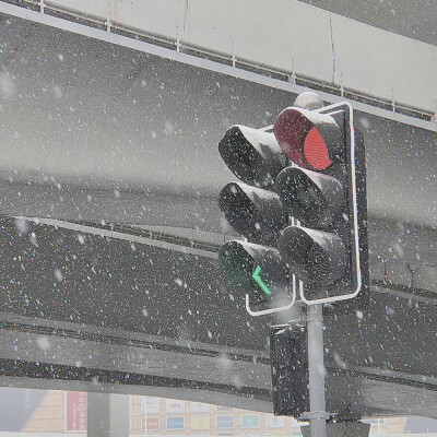 融雪没有说一句话，大地却已泪流满面；秋风仅仅留宿一晚，落叶却满世界狂欢
