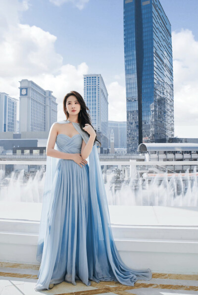 刘亦菲202212蓝色系礼服造型
20221221奥门电影电视剧节金莲花
最佳女主角奖刘亦菲