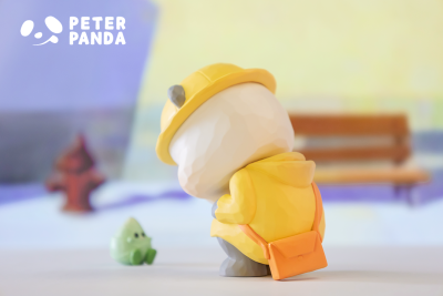 【潮玩新品】Peter Panda彼得胖
放学后-雨过天晴
每一次雨后的傍晚☀
胖胖都会超级期待
看着水塘中闪耀的倒影
仿佛存在一个平行世界
大家喜欢在下雨天做什么事呢
都可以告诉胖胖呀！