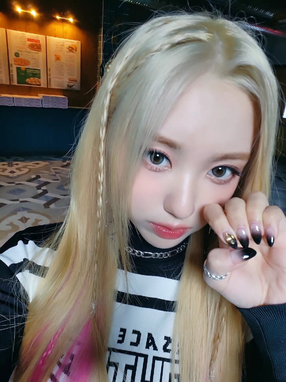 姜艺书 yeseo
/图源见logo ​​​侵删