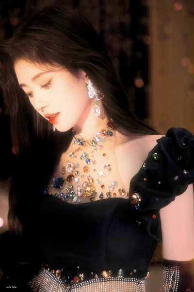 鞠婧祎
图源微博©吃口烧鹅